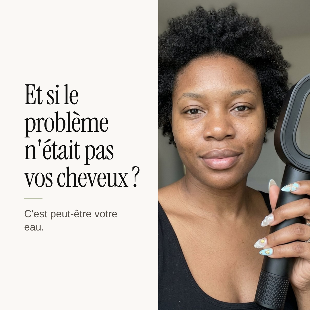 Femme aux cheveux crépus tenant le pommeau ZEWANI : et si le problème n'était pas vos cheveux ?