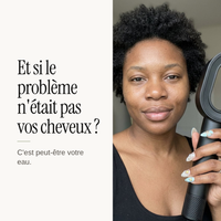 Femme aux cheveux crépus tenant le pommeau ZEWANI : et si le problème n'était pas vos cheveux ?