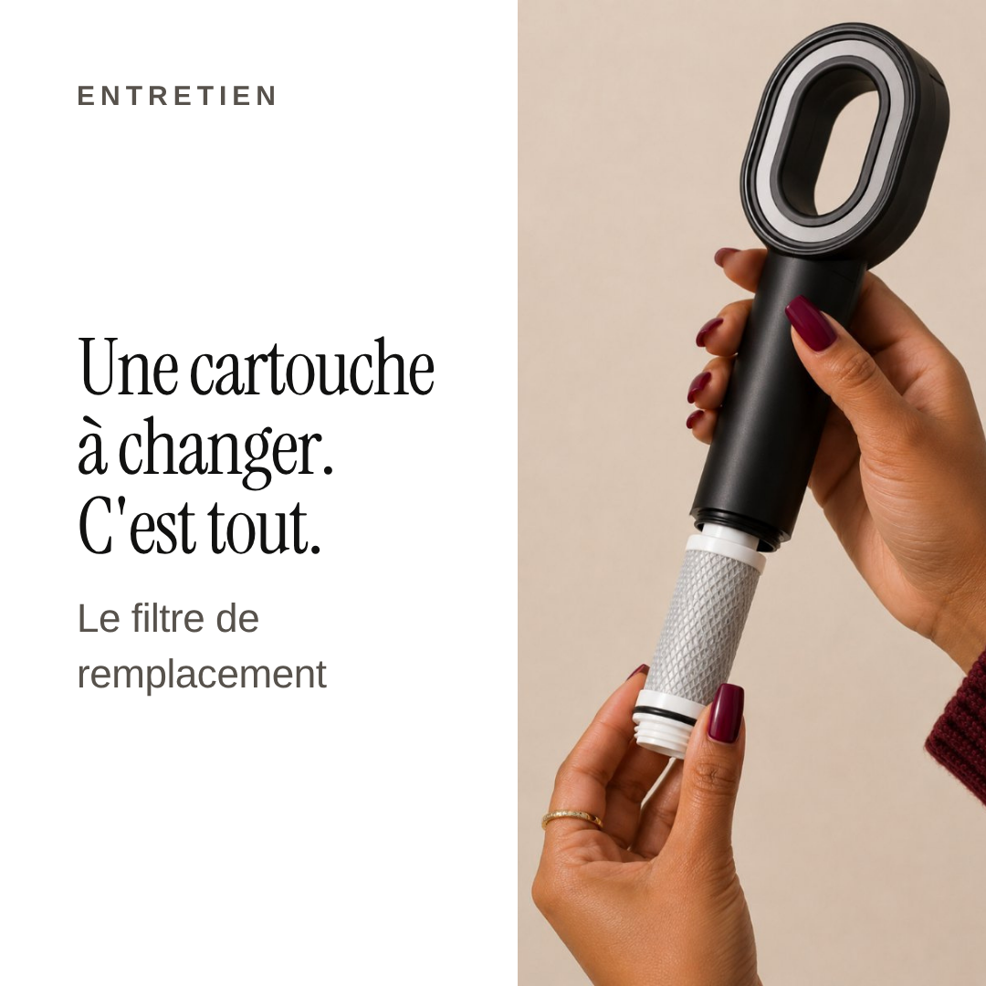Main tenant le pommeau ZEWANI ouvert pour changer la cartouche filtrante