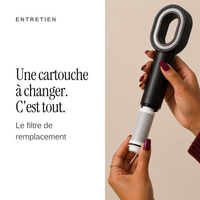 Main tenant le pommeau ZEWANI ouvert pour changer la cartouche filtrante