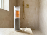 Cartouche filtrante ZEWANI posée dans une douche en travertin